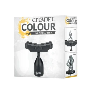 Vue de trois quarts d'une boîte en carton blanc contenant la Poignée de Peinture XL Citadel Colour, un accessoire noir destiné au maintien des figurines durant leur phase de peinture. La face avant affiche en gros caractères noirs et gris le logo Citadel Colour surmonté d'une éclaboussure de peinture jaune, et présente au centre le support en plastique noir à la forme ergonomique. Sur le côté droit de la boîte, deux vignettes illustrent l'utilisation pratique de la poignée avec des figurines posées sur des socles de 50mm et 130mm de diamètre. L'ensemble présente une esthétique épurée avec un fond de couleur blanche uniforme.