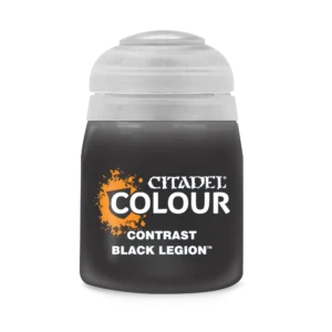 Photographie de face sur un fond entièrement noir d'un pot de peinture en plastique transparent de la gamme Citadel Colour. Le pot laisse apparaître une peinture liquide d'un noir opaque et profond, surmonté d'un capuchon hermétique en plastique blanc translucide. Sur l'étiquette noire au centre, le logo officiel "CITADEL COLOUR" s'affiche en lettres capitales blanches, flanqué sur sa gauche d'une tache de peinture texturée orange vif. Juste en dessous, les inscriptions blanches indiquent le type de gamme et le nom du produit exact : "CONTRAST" suivi de "Contrast: Black Legion" avec le symbole de marque déposée.