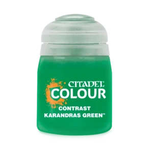 Photographie de face sur un fond entièrement noir d'un pot de peinture en plastique transparent de la gamme Citadel Colour. Le pot laisse apparaître une peinture liquide d'un vert vif, lumineux et intense, surmonté d'un capuchon hermétique en plastique blanc translucide qui laisse deviner la couleur par transparence. Sur l'étiquette noire au centre, le logo officiel "CITADEL COLOUR" s'affiche en lettres capitales blanches, accompagné sur sa gauche d'une tache de peinture texturée orange vif entourant un blason. Juste en dessous, les inscriptions blanches indiquent la catégorie de gamme "CONTRAST" suivie du nom spécifique du produit, Contrast: Karandras Green, complété par le symbole de marque déposée.