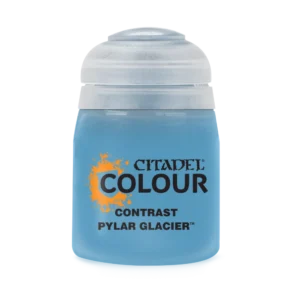 Photographie de face sur un fond entièrement noir d'un pot de peinture en plastique transparent de la gamme Citadel Colour. Le pot laisse apparaître une peinture fluide d'un bleu ciel très clair et translucide, évoquant une teinte glaciale. Le flacon est surmonté d'un capuchon hermétique en plastique blanc translucide. Sur l'étiquette noire apposée au centre, le logo officiel "CITADEL COLOUR" s'affiche en lettres capitales blanches, flanqué sur sa gauche d'une tache de peinture texturée orange vif. Juste en dessous, les inscriptions blanches indiquent le type de gamme et le nom du produit exact : "CONTRAST" suivi de "Contrast: Pylar Glacier" avec le symbole de marque déposée.