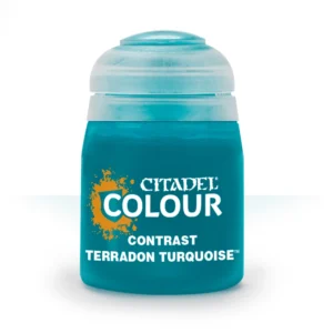Photographie de face sur un fond blanc épuré d'un pot de peinture en plastique transparent de la gamme Citadel Colour. Le flacon laisse transparaître une peinture acrylique fluide de couleur turquoise profonde et vibrante, à la frontière entre le bleu et le vert tropical, surmontée d'un capuchon hermétique en plastique translucide légèrement teinté. Sur l'étiquette noire apposée au centre, le logo officiel "CITADEL COLOUR" s'affiche en lettres capitales blanches, flanqué sur sa gauche d'une tache de peinture orange vif entourant un blason stylisé. Juste en dessous, les inscriptions en lettres blanches indiquent de haut en bas le type de gamme "CONTRAST" et le nom de la couleur spécifique, Contrast: Terradon Turquoise, avec le symbole de marque déposée.