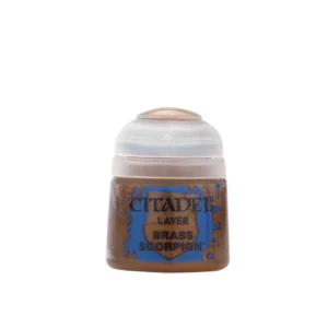 Vue de face d'un pot de peinture Citadel présentant la teinte Layer: Brass Scorpion sur un fond blanc épuré. Le pot en plastique transparent surmonté d'un capuchon translucide laisse apparaître une peinture métallisée de couleur bronze-laiton aux reflets chauds. L'étiquette arbore un motif d'éclaboussure bleue où sont inscrits en lettres noires le nom de la marque « CITADEL », la catégorie « LAYER » ainsi que la dénomination de la couleur « BRASS SCORPION ».