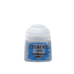 Photographie de face sur un fond blanc uni d'un pot de peinture en plastique transparent de la marque Citadel. Le flacon laisse transparaître une peinture acrylique liquide de couleur gris très clair teintée de bleu subtil, surmontée d'un capuchon ergonomique en plastique blanc translucide. L'étiquette centrale présente un motif de blason bleu vif avec des contours ornés d'éclaboussures de peinture. Les inscriptions imprimées en lettres capitales noires indiquent de haut en bas la marque "CITADEL", la catégorie de gamme "LAYER" et le nom spécifique de la teinte pour ce pot de Layer: Fenrisian Grey.