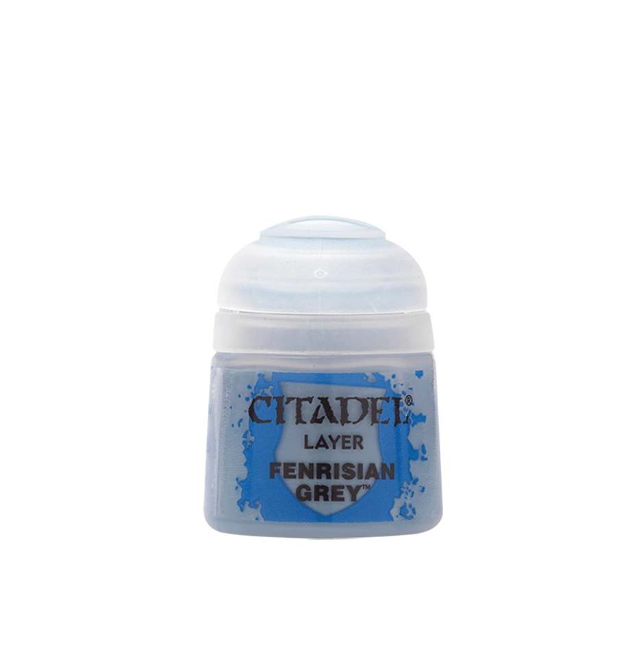 Photographie de face sur un fond blanc uni d'un pot de peinture en plastique transparent de la marque Citadel. Le flacon laisse transparaître une peinture acrylique liquide de couleur gris très clair teintée de bleu subtil, surmontée d'un capuchon ergonomique en plastique blanc translucide. L'étiquette centrale présente un motif de blason bleu vif avec des contours ornés d'éclaboussures de peinture. Les inscriptions imprimées en lettres capitales noires indiquent de haut en bas la marque "CITADEL", la catégorie de gamme "LAYER" et le nom spécifique de la teinte pour ce pot de Layer: Fenrisian Grey.