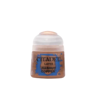 Photographie de face sur un fond blanc épuré d'un pot de peinture en plastique transparent de la marque Citadel. Le flacon laisse transparaître une peinture acrylique métallique de couleur cuivre chaud aux reflets brun orangé, surmontée d'un capuchon hermétique en plastique blanc translucide. L'étiquette centrale comporte un fond bleu vif texturé avec des contours ornés d'éclaboussures de peinture. Les inscriptions imprimées en lettres capitales noires indiquent de haut en bas la marque "CITADEL", la catégorie de gamme "LAYER" et le nom spécifique de la teinte pour ce pot de Layer: Hashut Copper.