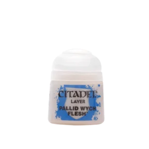 Photographie de face sur un fond blanc uni d'un pot de peinture en plastique transparent de la marque Citadel. Le flacon laisse transparaître une peinture acrylique fluide de couleur blanc cassé très pâle, tirant sur une teinte de chair extrêmement diaphane ou d'ivoire clair. Le pot est coiffé d'un capuchon hermétique en plastique blanc translucide. L'étiquette centrale affiche un blason bleu vif stylisé dont les contours imitent des éclaboussures de peinture. À l'intérieur du blason, les inscriptions textuelles imprimées en lettres capitales noires indiquent la marque "CITADEL", suivie de la mention de gamme "LAYER" et du nom spécifique du produit, Layer: Pallid Wych Flesh, complété par le symbole de marque déposée.