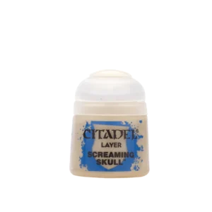Photographie de face sur un fond blanc uni d'un pot de peinture en plastique transparent de la marque Citadel. Le flacon laisse transparaître une peinture acrylique fluide de couleur blanc cassé ou teinte d'os clair, surmontée d'un capuchon hermétique en plastique blanc translucide. L'étiquette centrale affiche un blason bleu vif stylisé dont les contours imitent des éclaboussures de peinture. À l'intérieur de ce motif, les inscriptions textuelles imprimées en lettres capitales noires indiquent de haut en bas la marque "CITADEL", la catégorie de gamme "LAYER" et le nom spécifique du produit, Layer: Screaming Skull, complété par le symbole de marque déposée.