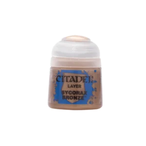 Photographie de face sur un fond blanc uni d'un pot de peinture en plastique transparent de la gamme Citadel. Le flacon laisse apparaître une peinture acrylique de couleur bronze métallique avec des nuances dorées et cuivrées, surmonté d'un capuchon hermétique en plastique blanc translucide. L'étiquette centrale comporte un fond bleu vif texturé avec des formes d'éclaboussures sur les côtés. Les inscriptions imprimées en lettres capitales noires indiquent la marque "CITADEL", suivie de la mention "LAYER" et du nom spécifique de la teinte "Layer: Sycorax Bronze" accompagné du symbole de marque déposée.