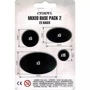 Illustration technique présentée sur un fond beige clair imitant du papier millimétré, détaillant le contenu du produit Citadel Mixed Base Pack 2. En haut au centre, le logo noir "CITADEL" surmonte le nom du produit écrit en lettres capitales épaisses, lui-même suivi de la mention "23 BASES". Le visuel affiche les silhouettes noires de quatre modèles de socles avec leurs lignes de mesure et leurs quantités respectives : un socle de forme ovale mesurant 40 mm marqué "x5", un autre socle ovale de 60 mm de largeur sur 35 mm de hauteur marqué "x5", un petit socle rond classique de 25 mm de diamètre légendé "x10", et enfin un grand socle ovale de 90 mm de largeur sur 52 mm de hauteur marqué "x3". En bas de l'emballage, des lignes d'avertissements de sécurité multilingues accompagnent le marquage CE et le pictogramme d'interdiction aux enfants de moins de 3 ans.