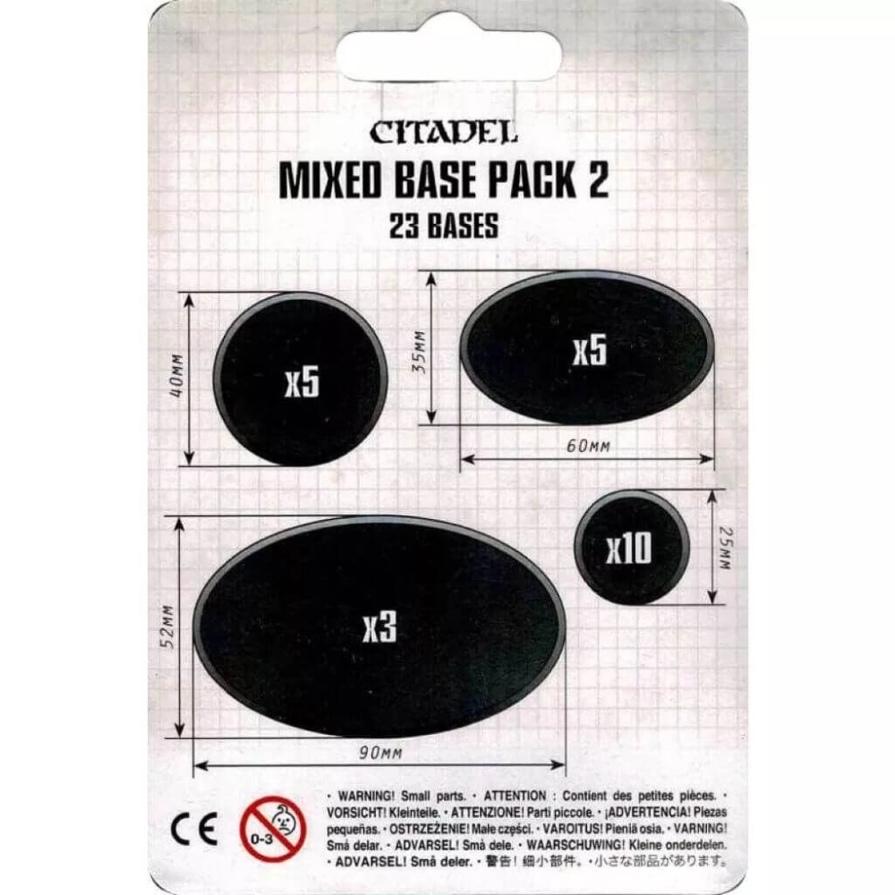 Illustration technique présentée sur un fond beige clair imitant du papier millimétré, détaillant le contenu du produit Citadel Mixed Base Pack 2. En haut au centre, le logo noir "CITADEL" surmonte le nom du produit écrit en lettres capitales épaisses, lui-même suivi de la mention "23 BASES". Le visuel affiche les silhouettes noires de quatre modèles de socles avec leurs lignes de mesure et leurs quantités respectives : un socle de forme ovale mesurant 40 mm marqué "x5", un autre socle ovale de 60 mm de largeur sur 35 mm de hauteur marqué "x5", un petit socle rond classique de 25 mm de diamètre légendé "x10", et enfin un grand socle ovale de 90 mm de largeur sur 52 mm de hauteur marqué "x3". En bas de l'emballage, des lignes d'avertissements de sécurité multilingues accompagnent le marquage CE et le pictogramme d'interdiction aux enfants de moins de 3 ans.