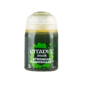 Photographie de face et sur fond blanc d'un pot de peinture en plastique transparent de la marque Citadel. Le pot est rempli d'un lavis liquide de couleur vert olive foncé et est surmonté d'un capuchon en plastique translucide refermable. L'étiquette noire apposée au centre présente un motif de blason stylisé entouré d'une éclaboussure de couleur vert vif. Les inscriptions textuelles blanches indiquent de haut en bas les mentions "CITADEL", "SHADE", "ATHONIAN" et "CAMOSHADE™". Ce pot de Shade: Athonian Camoshade est présenté prêt à l'emploi pour les techniques de lavis sur figurines.