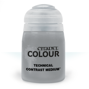 Une photo de studio présentant un pot de peinture Citadel Colour de 24ml. Le flacon transparent laisse apparaître un liquide blanchâtre translucide. L'étiquette arbore le logo "Citadel Colour" en noir, surmontant les inscriptions "TECHNICAL" et "Technical: Contrast Medium". Le bouchon est en plastique blanc cassé, caractéristique de la gamme technique de la marque. L'ensemble est présenté sur un fond blanc neutre avec une légère ombre portée à la base du pot.