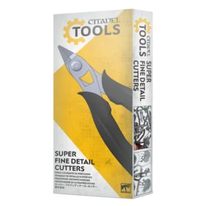 Boîte d'emballage verticale pour l'outil Citadel Tools : Pince de précision. La face avant présente un fond beige à quadrillage technique surmonté du logo « CITADEL TOOLS » accompagné d'un pictogramme d'engrenage orange. L'illustration principale montre une pince coupante en acier aux poignées ergonomiques noires. En bas figure l'inscription en anglais « SUPER FINE DETAIL CUTTERS » et sa traduction en français « PINCE COUPANTE DE PRÉCISION ». Le panneau latéral droit illustre la pince en action sur une grappe de figurines plastiques.