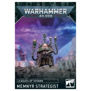 Gros plan studio sur la figurine du Memnyr Strategist des Leagues of Votann, présentée sur le devant de sa boîte de collection. Le personnage, un Kin stoïque, est vêtu d'une longue robe ornée de motifs géométriques complexes et de symboles technologiques gravés. Il est représenté debout sur un socle rocheux, dans un environnement de combat urbain dévasté, entouré de décombres fumants. Le Strategist est équipé d'un imposant sac à dos mécanique doté de trois bras articulés surmontés de capteurs et d'antennes complexes, tandis qu'il tient avec révérence un grimoire de données technologiques entre ses mains. Les couleurs dominantes sont des tons terreux contrastés par les détails métalliques des composants technologiques. En bas de l'image, le logo blanc "CITADEL MINIATURES" est visible sur fond noir, et le bandeau de texte affiche clairement "LEAGUES OF VOTANN" suivi du nom "MEMNYR STRATEGIST" en lettres capitales blanches, soulignant l'appartenance de cette unité à l'univers Warhammer 40,000.