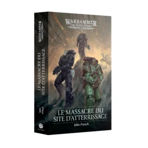 Une vue en perspective de trois quarts du livre de science-fiction Le Massacre du Site d'Atterrissage (broché) debout sur un fond blanc épuré, présentant sa tranche et sa couverture avant. La tranche noire de l'ouvrage affiche le logo blanc "WARHAMMER THE HORUS HERESY" tout en haut, suivi du titre "LE MASSACRE DU SITE D'ATTERRISSAGE" imprimé verticalement en lettres capitales blanches. Le nom de l'auteur "John French" est inscrit plus bas, juste au-dessus du logo circulaire blanc de la maison d'édition Black Library positionné à la base. La couverture est dominée par une illustration dramatique et sombre représentant trois Space Marines lourdement armés progressant sur un champ de bataille dévasté et brumeux, sous un ciel chargé de fumée et de débris incandescents. Au premier plan, un guerrier en armure assistée verte et un autre en armure noire marchent côte à côte, tandis qu'un troisième soldat en armure grise les surplombe à l'arrière-plan. Le logo blanc "WARHAMMER THE HORUS HERESY" couronne le haut de la page, tandis que le titre du roman et le nom de l'auteur "John French" sont écrits en lettres blanches élégantes au bas de la couverture.