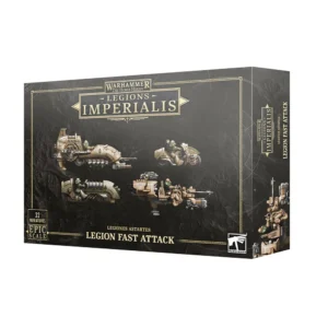 Boîtier de produit pour le jeu de figurines miniatures "Warhammer: The Horus Heresy - Legions Imperialis", présentant le set de figurines LEGIONS IMPERIALIS: LEGION FAST ATTACK. Le packaging noir arbore un motif texturé de carte tactique en arrière-plan. Sur la face avant, quatre types de véhicules rapides de la boîte sont illustrés en couleur crème et verte : des motos de combat et des speeders légers pilotés par des Space Marines à l'échelle Epic. En haut au centre, le logo doré "Warhammer The Horus Heresy - Legions Imperialis" est fièrement affiché. En bas à gauche, un encadré indique "32 Miniatures - Epic Scale". Les mentions textuelles "Legiones Astartes" et "Legion Fast Attack" apparaissent en lettres dorées et blanches en bas de la boîte, ainsi que sur la tranche latérale droite. Le logo officiel blanc de Games Workshop (l'aigle) est visible dans le coin inférieur droit.