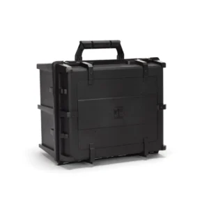Vue de trois-quarts sur fond blanc d'une Mallette à Figurines Warhammer Battle noire. L'accessoire présente une structure rigide avec une poignée de transport intégrée sur le dessus et un système de fermeture sécurisé. Le design minimaliste et géométrique met en avant la durabilité et la fonctionnalité de ce boîtier de transport indispensable pour protéger vos modèles lors de vos voyages ou tournois.