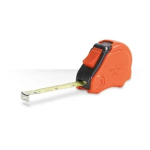 Vue de profil sur fond blanc d'un Mètre Ruban Games Workshop de couleur orange vif. Le boîtier compact comporte un bouton de blocage noir sur le dessus. Le logo de l'Aquila, emblème iconique de l'univers Warhammer, est gravé en relief sur le côté du boîtier. Le ruban métallique gradué est partiellement déroulé vers la gauche, illustrant sa facilité d'utilisation en jeu.