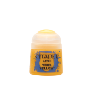 Photographie d'un pot de peinture Citadel de la gamme Layer, contenant la teinte Yriel Yellow. Le pot en plastique transparent laisse apparaître une peinture d'un jaune vif et saturé. L'étiquette centrale présente le logo Citadel bleu sur fond jaune avec l'inscription "Layer Yriel Yellow". Le bouchon hermétique blanc est maculé d'une pointe de couleur au sommet pour identifier rapidement la nuance.