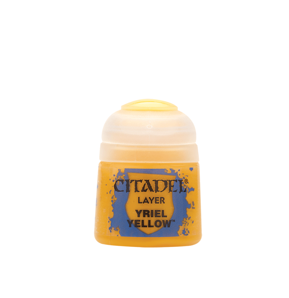 Photographie d'un pot de peinture Citadel de la gamme Layer, contenant la teinte Yriel Yellow. Le pot en plastique transparent laisse apparaître une peinture d'un jaune vif et saturé. L'étiquette centrale présente le logo Citadel bleu sur fond jaune avec l'inscription "Layer Yriel Yellow". Le bouchon hermétique blanc est maculé d'une pointe de couleur au sommet pour identifier rapidement la nuance.