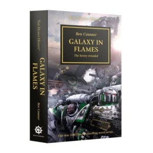 Photographie en perspective trois quarts du livre en anglais HORUS HERESY: GALAXY IN FLAMES, montrant la couverture et la tranche noire. Sur la couverture, un encadré noir aux bordures dorées affiche le nom de l'auteur Ben Counter, le titre en lettres dorées et le sous-titre "The heresy revealed". L'illustration en arrière-plan dépeint une bataille spatiale chaotique et intense impliquant des Space Marines en armures assistées blanches et vertes (Sons of Horus / Death Guard). Au premier plan, on distingue un guerrier de face avec un casque aux yeux rouges luisants, et un autre guerrier noir sans casque de profil. La tranche noire affiche verticalement les logos dorés "The Horus Heresy", le titre, le nom de l'auteur et le logo blanc de la Black Library à la base. En bas de la couverture, la mention "The New York Times bestselling novel series" est inscrite en lettres dorées.