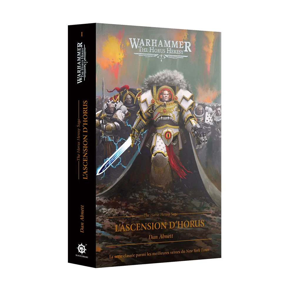 Couverture du livre en français HORUS HERESY: L'ASCENSION D'HORUS (FRA) montrant en gros plan le Primarque Horus Lupercal en armure complète blanche et dorée, ornée d'une collerette de fourrure grise et d'une boucle de ceinture représentant un œil rouge. Il brandit une épée énergétique illuminée d'éclairs bleus et est entouré par ses Space Marines de la légion des Luna Wolves en armures blanches et noires. Le fond montre un ciel de bataille obscurci par des explosions orange. Le logo "Warhammer: The Horus Heresy" est affiché en haut au centre en blanc. Le titre "L'Ascension d'Horus" et le nom de l'auteur "Dan Abnett" sont écrits en lettres dorées vers le bas. La tranche noire du livre répète ces informations avec le logo de Black Library.
