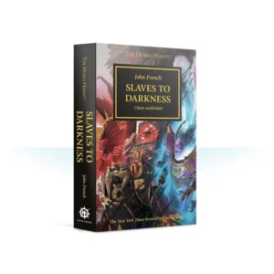 Livre au format poche présenté de trois-quarts pour exposer sa couverture et sa tranche noire. Le titre principal de l'ouvrage est Horus Heresy: Slaves to Darkness par John French, sous-titré "Chaos undivided". L'illustration de couverture montre une scène de bataille intense divisée en deux ambiances colorées : à gauche, une atmosphère rouge feu avec une créature démoniaque enragée, et à droite, une lueur magique bleu cyan entourant un guerrier du Chaos en armure violette et dorée. Le logo blanc de la maison d'édition Black Library est visible au bas de la tranche noire.
