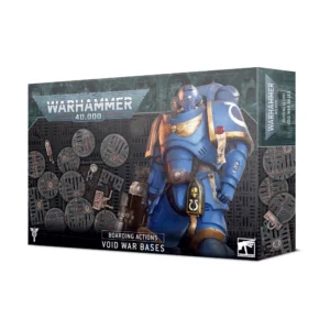 Face avant de la boîte du kit de soclage Actions d'Abordage : Socles de Guerre Spatiale pour Warhammer 40,000. L'illustration principale montre à droite un Space Marine du chapitre des Ultramarines dans son armure assistée bleu emblématique, ornée d'une lueur dorée sur le plastron. Sur la partie gauche, l'emballage présente une variété de socles ronds texturés de tailles diverses disposés sur un arrière-plan de sol industriel métallique gris foncé. Ces socles reproduisent des détails de coursives de vaisseaux avec des grilles de ventilation, des plaques de métal rivetées, des marquages de chiffres romains et des câbles apparents. Le logo officiel « WARHAMMER 40,000 » est visible en haut à gauche, et le titre du produit en anglais « BOARDING ACTIONS VOID WAR BASES » est inscrit en lettres blanches en bas au centre.