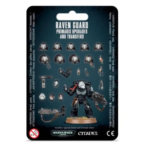 Ce blister noir contient les Améliorations et décalcomanies Raven Guard Primaris, présentées sur un fond sombre avec les logos Warhammer 40,000 et Citadel en bas. Au centre, une figurine peinte de Space Marine Primaris en armure noire porte un casque blanc, tenant un bolter lourd. Autour de lui, plusieurs pièces d'amélioration sont fixées : dix épaulières noires ornées de l'emblème de la Raven Guard (un corbeau blanc), trois têtes alternatives (deux casquées, une nue), ainsi que des éléments décoratifs comme des plumes, des crânes et des grenades. Le texte "RAVEN GUARD PRIMARIS UPGRADES AND TRANSFERS" apparaît en lettres blanches en haut de l'emballage, qui précise également qu'il inclut deux grappes d'amélioration et deux planches de décalcomanies.