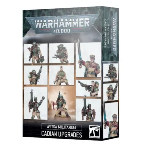 Boîte d'emballage officielle d'un kit d'accessoires pour le jeu de stratégie Warhammer 40,000, présentée de trois-quarts. Le grand logo argenté de Warhammer 40,000 domine la partie supérieure de la boîte, incrusté sur une bordure supérieure gris foncé sculptée de reliefs de visages hurlants. L'illustration centrale met en avant le set des Améliorations Cadiennes (intitulé Cadian Upgrades en anglais), conçu pour personnaliser les figurines de la Garde Impériale. La face avant de la boîte propose une mosaïque de plusieurs vignettes carrées et rectangulaires sur fond blanc, montrant des soldats peints dans différentes configurations : un officier au garde-à-vous brandissant une épée énergétique argentée à la lame imprégnée de bleu, un soldat blessé la tête bandée, un guetteur lisant une carte, un opérateur radio haranguant ses troupes, ou encore un spécialiste transportant une caisse de munitions. Tous portent l'uniforme beige et les plaques de blindage vert kaki typiques des troupes de choc de Cadia. En arrière-plan de ces vignettes, on devine une scène de guerre floue aux teintes de fumée orangée. En bas au centre, un encadré noir épuré indique les inscriptions blanches "ASTRA MILITARUM CADIAN UPGRADES", flanquées dans le coin inférieur droit du logo officiel blanc de Warhammer Citadel. Le rabat latéral droit, d'une teinte gris-bleu sombre, montre un aperçu vertical de trois de ces vignettes sous le même angle.