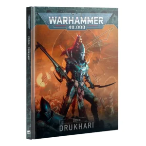 Livre officiel à couverture rigide pour le jeu de stratégie Warhammer 40,000, présenté de trois-quarts mettant en valeur sa couverture et sa tranche. Le grand logo argenté de Warhammer 40,000 domine la partie supérieure, incrusté sur une bordure supérieure gris-bleu sculptée de reliefs de visages hurlants. L'illustration centrale de la couverture met en scène un Voïvode Drukhari en armure de plaques segmentée vert-de-gris et sombre, ornée de trophées de crânes à la ceinture. Le personnage porte un casque intégral pointu blanc et une longue crinière rouge vif surmontée d'un crâne, tout en brandissant une lame venimeuse et un pistolet éclateur. En arrière-plan, une armée de Drukhari charge au milieu d'un ciel brumeux orangé, sous un immense symbole cabalistique dessiné en lignes blanches fines. En bas, l'inscription blanche épurée indique "CODEX DRUKHARI". Sur la tranche noire du livre, on retrouve les mentions verticales blanches "WARHAMMER 40,000" et "CODEX: DRUKHARI", complétées par le logo Citadel blanc tout en bas.