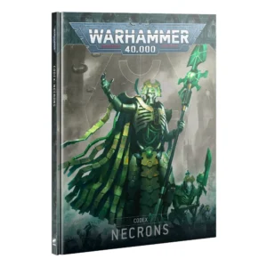 Livre officiel à couverture rigide pour le jeu de stratégie Warhammer 40,000, présenté debout et de trois-quarts. Le grand logo argenté de Warhammer 40,000 domine la partie supérieure de la couverture, incrusté sur une bordure gris foncé sculptée de reliefs de visages hurlants. L'illustration centrale met en valeur un imposant seigneur de guerre Nécrobante de la faction des Necrons, entièrement assemblé sous forme de dessin d'art. Cette créature androïde mécanique arbore un corps métallique aux teintes vert émeraude et dorées, une longue cape segmentée qui ondule, et lève sa main droite squelettique vers le ciel. De sa main gauche, il tient fermement un grand sceptre d'un vert lumineux et phosphorescent. En arrière-plan, dans une atmosphère brumeuse et désertique, on aperçoit d'autres soldats squelettiques et des structures pyramidales mystiques. En bas du livre, un encadré noir épuré indique l'inscription blanche "CODEX" suivie en grand du titre exact du livre Codex: Necrons (Français). La tranche noire du livre, visible sur la gauche, répète verticalement le titre du Codex.