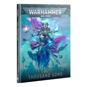 Livre à couverture rigide du Codex: Thousand Sons pour le jeu Warhammer 40,000, présenté de trois-quarts face. L'illustration centrale met en scène un puissant sorcier du Chaos en armure d'apparat bleue et dorée, coiffé d'un haut némès d'inspiration égyptienne. Il brandit un long bâton magique projetant des flammes violettes et une sphère d'énergie bleu lumineux, entouré de grimoires ouverts flottant dans un tourbillon de magie psychique turquoise. En haut, le logo officiel « WARHAMMER 40,000 » est inscrit en lettres capitales blanches dans un blason métallique. En bas de la couverture, les mentions textuelles « CODEX » et « THOUSAND SONS » apparaissent clairement. Sur la tranche noire du livre à gauche, l'inscription « CODEX: THOUSAND SONS » est également visible verticalement.