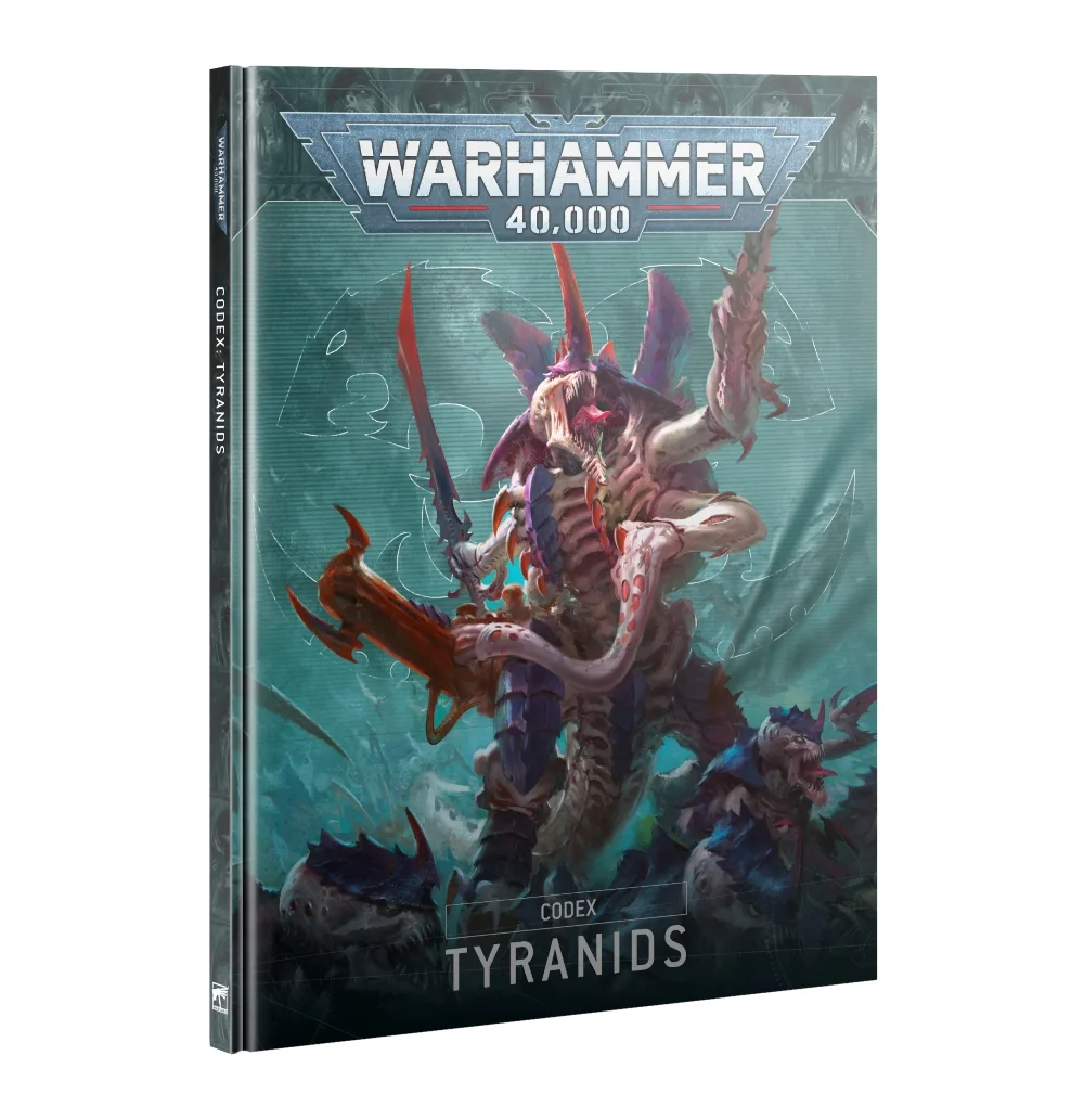 Livre officiel à couverture rigide pour le jeu de stratégie Warhammer 40,000, présenté debout et de trois-quarts. Le grand logo de couleur argentée et blanche de Warhammer 40,000 domine la partie supérieure de la couverture, incrusté sur une large bordure sculptée gris foncé. L'illustration centrale met en scène une créature monstrueuse extraterrestre, le Maître des Essaims ou un Prince Tyranide, à la peau rose pâle, doté d'une carapace dorsale violette et de pointes crâniennes rouges. Le monstre hurle, gueule grande ouverte, tout en brandit une immense épée bio-organique rouge vif d'une main et un puissant canon organique de l'autre. Il est entouré au premier plan par de plus petites créatures féroces de type Hormagaunts qui se ruent vers l'avant. Le fond de l'image affiche une teinte turquoise texturée, marquée par le tracé en transparence d'une icône de faction circulaire. En bas du livre, un encadré noir épuré indique l'inscription blanche "CODEX TYRANIDS", correspondant à l'ouvrage Codex: Tyranids (Français). La tranche noire du livre, visible sur le côté gauche, répète verticalement le titre du Codex ainsi que le logo de l'éditeur en bas.