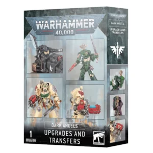 Vue en perspective de l'emballage cartonné illustrant l'ensemble d'accessoires Dark Angels: Améliorations et Décalcos. La face avant, sur fond gris clair, met en valeur quatre cadres présentant des éléments appliqués sur des figurines peintes : un motard Ravenwing en armure noire arborant une grande aile blanche, un Space Marine en armure verte brandissant une épée droite, un Terminator blanc os de la Deathwing équipé d'un bouclier et d'une épée, et un gros plan sur un canon à plasma de bras. La tranche droite de la boîte propose trois vignettes supplémentaires : une épaulière verte détaillée, un petit guetteur des ténèbres en robe violette portant un grand livre ancien, et une icône de paquetage dorsal. Le logo métallique "WARHAMMER 40,000" domine la partie supérieure. Le bandeau inférieur noir affiche les inscriptions textuelles blanches "DARK ANGELS" et "UPGRADES AND TRANSFERS", encadrées par la mention "1 MINIATURE" à gauche et le logo blanc carré de la marque Warhammer à droite. La partie latérale supérieure droite reprend l'icône de l'épée ailée blanche propre au chapitre.