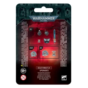 Emballage sous blister officiel d'un kit d'accessoires pour le jeu de stratégie Warhammer 40,000, présenté de face avec une fente d'accroche au sommet. La partie supérieure arbore le logo officiel argenté Warhammer 40,000 sur fond gris texturé représentant des visages hurlants. L'illustration centrale met en scène les différentes grappes et pièces peintes contenues dans le set Amélioration de la Deathwatch sur un fond rouge vif brumeux. Le contenu est réparti dans des encadrés noirs indiquant les quantités : une section "x1" montre deux casques de Space Marines noirs (dont un avec optique cybernétique bleue), une épée de puissance à lame bleue, une plaque de torse ornée d'une icône ailée et une petite icône inquisitoriale. Une section "x10" montre une épaulière argentée gravée d'inscriptions pour armure assistée standard. Une section "x2" montre une épaulière plus large pour armure Terminator ainsi qu'une icône de crâne sur os croisés. En bas au centre, un encadré noir affiche les mentions "DEATHWATCH" et "UPGRADES", suivies de ses traductions multilingues, dont "AMÉLIORATIONS DEATHWATCH". En bas à droite figure le logo blanc de Warhammer Citadel.