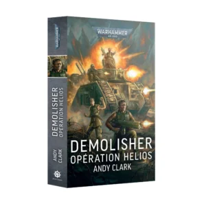 Cette illustration de couverture pour le livre broché Demolisher: Opération Helios transporte le lecteur en plein cœur d'un champ de bataille dévasté. Au centre de la composition, un char de combat lourd Leman Russ se détache dans un environnement sombre et enfumé, ses canons crachant des éclats de feu orange vif et jaune alors qu'il ouvre le feu. Perché au sommet de la tourelle, le commandant du char donne des ordres avec autorité. Au premier plan, deux soldates de l'Astra Militarum, vêtues d'uniformes militaires vert olive, avancent avec détermination sur un sol jonché de débris, l'une d'elles tirant avec son fusil laser tandis que des fils barbelés obstruent le bas de l'image. Le ciel est saturé par les lueurs des explosions et les fumées de la guerre. En haut de la couverture, le logo argenté caractéristique de Warhammer 40,000 domine l'ensemble, tandis que le titre, inscrit en lettres blanches lisibles, occupe la partie inférieure, juste au-dessus du nom de l'auteur Andy Clark. La tranche latérale grise affiche également le titre du livre ainsi que le logo de la Black Library.