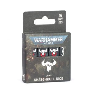 Photographie sur fond blanc de la boîte de produit officielle contenant les Dés de Ghazghkull pour Warhammer 40,000. Le packaging cartonné est noir et de forme rectangulaire, surmonté d'une languette de suspension portant l'inscription "16 DICE DÉS" en blanc. Sur la face avant sombre, le logo bleu et blanc "Warhammer 40,000" domine une ouverture horizontale vitrée qui laisse entrevoir une rangée de dés noirs décorés d'un crâne cornu Ork blanc aux dents rouges pointues. Juste en dessous, le logo de la faction Ork (un grand crâne blanc stylisé avec des cornes) surmonte les inscriptions textuelles blanches "ORKS" et "GHAZGHKULL DICE". Le petit logo de Citadel miniatures est imprimé discrètement dans le coin inférieur gauche.