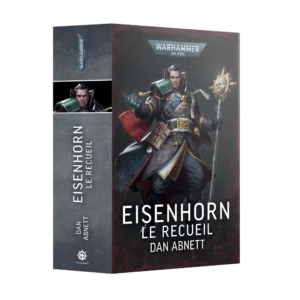 Vue de trois quarts de la couverture et du dos du livre Eisenhorn: Le Recueil (Broché) de la Black Library. En haut de la couverture au fond texturé rouge sombre et noir, figure le logo officiel argenté Warhammer 40,000. L'illustration centrale montre l'Inquisiteur Gregor Eisenhorn, un homme mûr au regard sévère, vêtu d'un long manteau d'apparat sombre à doublure rouge et d'une épaulière renforcée verte et dorée. De l'énergie psychique sous forme d'éclairs bleus crackle dans sa main droite, tandis qu'il tient fermement de sa main gauche un long sceptre surmonté d'un crâne doré entouré de rayons solaires. Un imposant grimoire ancien est attaché à sa ceinture. Les titres « EISENHORN LE RECUEIL » et le nom de l'auteur « DAN ABNETT » sont inscrits en lettres capitales blanches en bas de la couverture et le long du dos gris du livre.