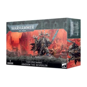 Boîte d'emballage officielle d'une figurine de personnage pour le jeu de stratégie Warhammer 40,000, présentée de trois-quarts. Le grand logo argenté de Warhammer 40,000 domine le haut de la boîte, incrusté sur une bordure gris foncé texturée de reliefs de visages hurlants. L'illustration centrale met en scène Abaddon the Despoiler, le Maître de Guerre du Chaos, vêtu d'une immense armure noire et dorée ornée de crânes et d'une longue cape déchirée. Le personnage arbore une haute crinière rouge sur son casque et brandit une immense griffe mécanique argentée (la Griffe d'Horus) d'une main, et une longue épée démoniaque lumineuse aux reflets bleus de l'autre. Un grand râtelier dorsal hérissé de piques et chargé de crânes s'élève derrière lui. Il est représenté sur un sol de décombres gris foncé, devant un arrière-plan apocalyptique embrasé de lumière rouge et orange dévoilant des ruines gothiques industrielles détruites. En bas au centre, les inscriptions blanches indiquent "CHAOS SPACE MARINES ABADDON THE DESPOILER", encadrées par la mention "1 MINIATURE" à gauche et le logo blanc officiel de Warhammer à droite. Le rabat latéral droit, d'une teinte bleu-vert sombre, montre un gros plan du personnage.