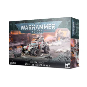 Boîte de produit officielle Warhammer 40,000 présentant le kit de véhicule Achilles Ridgerunner pour la faction des Genestealer Cults. L'illustration principale montre un véhicule tout-terrain de reconnaissance léger à quatre grandes roues motrices crantées, peint en gris clair avec des bandes et marquages rouges du culte. Un membre d'équipage est installé à l'arrière pour manier une arme lourde montée sur tourelle, accompagné d'un second passager servant de vigie. Le véhicule progresse sur un sol industriel parsemé de débris et de roches, devant un arrière-plan de cité-ruche apocalyptique baigné dans une brume aux lueurs orange et jaunes. Le grand logo gris "Warhammer 40,000" est placé en haut. La bande noire inférieure indique textuellement "1 Miniature", "Genestealer Cults" et "Achilles Ridgerunner".