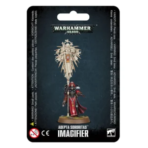 Photographie du packaging officiel d'une figurine de l'Adepta Sororitas: Imagifère pour le jeu Warhammer 40,000. Le blister cartonné noir affiche le logo officiel vert et blanc Warhammer 40,000 en haut au centre. Au milieu, la figurine peinte est présentée debout sur un socle texturé. Il s'agit d'une guerrière en armure noire, vêtue d'une robe et d'un capuchon rouges, tenant une immense bannière en forme de stèle sculptée couleur ivoire représentant une sainte dotée d'un sablier. En bas, les inscriptions en lettres blanches indiquent Adepta Sororitas et IMAGIFIER, accompagnées du logo Citadel Warhammer.