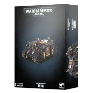 Boîte d'emballage cartonnée officielle de Games Workshop vue de trois-quarts, présentant le kit de véhicule Adepta Sororitas Rhino pour le jeu Warhammer 40,000. L'illustration centrale sur un fond dégradé gris foncé et noir met en scène le char de transport blindé assemblé et peint en noir mat. Le véhicule arbore de riches fioritures dorées, des symboles de fleur de lys blancs sur les plaques avant et supérieurs, ainsi qu'une grande icône circulaire dorée et rouge frappée d'un crâne sur la porte latérale. Une Sœur de Bataille en armure noire et rouge émerge de la trappe supérieure ouverte pour manier un bolter Storm jumelé. Le haut de la boîte affiche le logo métallique gris "Warhammer 40,000". Le bas de la boîte indique les mentions blanches "1 CITADEL MINIATURE", "ADEPTA SORORITAS RHINO" et inclut le logo blanc de Games Workshop dans le coin inférieur droit. Le flanc droit de l'emballage présente une vue partielle du dessus du véhicule ainsi que les titres du produit imprimés verticalement.