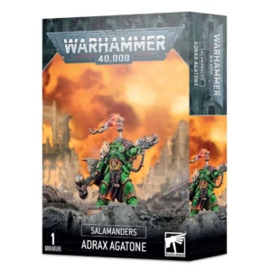 Vue en perspective de la boîte de figurine Warhammer 40,000 présentant le personnage d'Adrax Agatone pour la faction des Salamanders. L'illustration centrale met en scène le puissant Space Marine en armure énergétique vert vif ornée de flammes peintes sur les jambières. Il porte une cape en peau de reptile gris volcanique, brandit un marteau de guerre massif d'une main et un pistolet lance-flammes de l'autre, tandis qu'un brasero dorsal projette une flamme orange et jaune. Le héros se tient sur un sol de débris gris devant un paysage de cathédrale gothique en ruines sous un ciel de guerre orange incandescent et enfumé. Le logo métallique argenté "WARHAMMER 40,000" domine le haut de l'emballage. Sur le bandeau noir inférieur, les inscriptions blanches indiquent "SALAMANDERS" et "ADRAX AGATONE", avec la mention "1 MINIATURE" à gauche et le logo blanc carré de Warhammer à droite. La tranche droite de la boîte affiche verticalement les noms de la faction et du personnage.