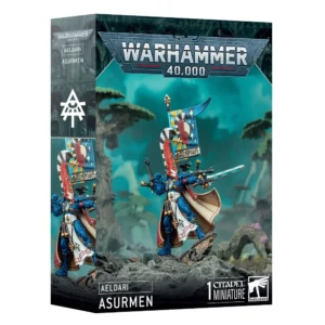 Boîte d'emballage officielle d'une figurine de personnage pour le jeu de stratégie Warhammer 40,000, présentée de trois-quarts. Le grand logo argenté de Warhammer 40,000 domine la partie supérieure, incrusté sur une bordure supérieure gris foncé sculptée de reliefs de visages hurlants. L'illustration centrale met en valeur Asurmen, le légendaire Seigneur Phénix des Vengeurs Lugubres de la faction Aeldari, assemblé et peint. Le héros arbore une armure d'un bleu azur étincelant avec des plaques d'armure segmentées, une cape ivoire doublée de rouge bordeaux, et un immense casque rouge écarlate surmonté d'une haute crête de plumes noires et blanches. Il se tient en équilibre sur des ruines de pierre sculptées, brandissant son épée d'Asur de la main gauche, une lame énergétique aux reflets turquoise et blancs, tout en pointant ses deux catapultes shuriken intégrées à ses poignets. Deux bannières dorsales colorées en bleu, jaune et rouge, ornées de motifs runiques et de symboles aeldari, s'élèvent derrière sa tête. Le fond de l'image présente un paysage extraterrestre mystique baigné d'une lueur turquoise révélant des structures d'arches blanches de vaisseau-monde et des arbres exotiques. En bas au centre, un encadré noir épuré indique les inscriptions blanches "AELDARI ASURMEN", flanquées de la mention "1 CITADEL MINIATURE" à droite, juste à côté du logo officiel de Warhammer Citadel. Le rabat latéral droit, d'une teinte gris-bleu sombre, montre l'icône runique blanche de la faction et un gros plan vertical du personnage.
