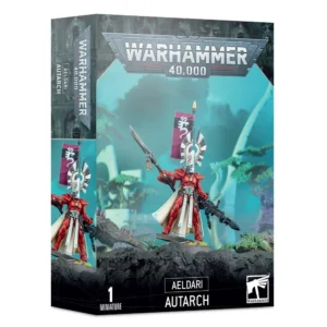 Boîte d'emballage officielle d'une figurine de personnage pour le jeu de stratégie Warhammer 40,000, présentée de trois-quarts. Le grand logo argenté de Warhammer 40,000 domine la partie supérieure, incrusté sur une bordure supérieure gris foncé sculptée de reliefs de visages hurlants. L'illustration centrale met en scène l'Autarque (intitulé Aeldari Autarch en anglais) assemblé et peint. Ce commandant suprême extraterrestre arbore une armure rouge écarlate étincelante, une longue cape blanche et ivoire, ainsi qu'un casque blanc majestueux surmonté d'un grand cimier en éventail argenté et noir. Il se tient fièrement sur un rocher, brandissant une longue lance stellaire d'une main et un fusil à fusion noir de l'autre, tandis qu'une bannière dorsale violette frappée d'une rune blanche s'élève derrière lui. Le fond de l'image présente un paysage mystique baigné d'une lueur turquoise révélant des structures d'arches blanches de vaisseau-monde et des arbres exotiques. En bas au centre, un encadré noir épuré indique les inscriptions blanches "AELDARI AUTARCH", flanquées de la mention "1 MINIATURE" à gauche et du logo blanc officiel de Warhammer Citadel à droite. Le rabat latéral droit, d'une teinte gris-bleu sombre, montre un aperçu vertical du personnage sous le même angle.