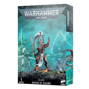 Boîte d'emballage officielle d'une figurine de personnage pour le jeu de stratégie Warhammer 40,000, présentée de trois-quarts. Le grand logo argenté de Warhammer 40,000 domine la partie supérieure, incrusté sur une bordure supérieure gris foncé sculptée de reliefs de visages hurlants. L'illustration centrale met en scène l'Avatar de Khaine entièrement assemblé et peint. Cette divinité de guerre de la faction Aeldari est représentée comme un colosse de métal en fusion et de magma incandescent d'un rouge-brun sombre, ses pieds entourés de véritables flammes rousses jaillissant du sol rocheux noir. Il porte un long pagne blanc drapé orné de runes noires complexes et un casque métallique imposant surmonté d'une gigantesque crinière de cheveux blancs. Le monstre brandit une immense épée magique orangée et lumineuse, la Suzeraine, tandis que sa main gauche levée dégouline de sang chaud. Le fond de l'image présente un paysage extraterrestre mystique baigné d'une lueur turquoise révélant de grandes arches de vaisseau-monde et des arbres exotiques. En bas au centre, un encadré noir épuré indique les inscriptions blanches "AELDARI AVATAR OF KHAINE", flanquées de la mention "1 MINIATURE" à gauche et du logo blanc officiel de Warhammer Citadel dans le coin inférieur droit. Le rabat latéral droit, d'une teinte gris-bleu sombre, montre un aperçu vertical de la divinité sous le même angle.