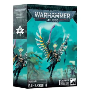 Boîte d'emballage officielle d'une figurine de personnage pour le jeu de stratégie Warhammer 40,000, présentée de trois-quarts. Le grand logo argenté de Warhammer 40,000 domine la partie supérieure, incrusté sur une bordure supérieure gris foncé sculptée de reliefs de visages hurlants. L'illustration centrale met en valeur Baharroth, le légendaire Seigneur Phénix des Éperviers Voltigeurs de la faction Aeldari, assemblé et peint. Le héros ailé est représenté en plein vol stationnaire, s'élançant depuis un débris métallique. Il arbore une armure cybernétique d'un bleu-noir profond aux reflets turquoise, ornée d'une gemme rouge sur le torse, et un casque doté d'un haut cimier aux plumes multicolores bleues, jaunes et vertes. Ses grandes ailes mécaniques déployées affichent des plumes dégradées de blanc, turquoise et jaune. Il brandit une épée énergétique incurvée violette d'une main et tient un long fusil éclateur blanc et turquoise de l'autre, d'où flotte un ruban bleu. Le fond de l'image présente un paysage extraterrestre mystique baigné d'une lueur turquoise révélant des arbres exotiques et des arches blanches de vaisseau-monde. En bas au centre, un encadré noir épuré indique les inscriptions blanches "AELDARI BAHARROTH", flanquées de la mention "1 CITADEL MINIATURE" à droite, juste à côté du logo officiel de Warhammer Citadel. Le rabat latéral droit, d'une teinte gris-bleu sombre, montre l'icône runique blanche de la faction et un gros plan vertical du personnage.