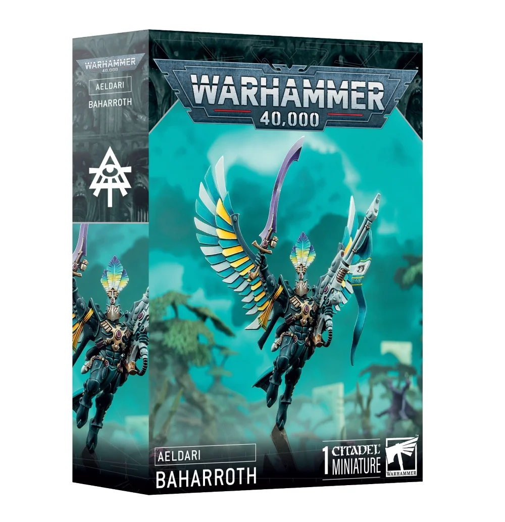Boîte d'emballage officielle d'une figurine de personnage pour le jeu de stratégie Warhammer 40,000, présentée de trois-quarts. Le grand logo argenté de Warhammer 40,000 domine la partie supérieure, incrusté sur une bordure supérieure gris foncé sculptée de reliefs de visages hurlants. L'illustration centrale met en valeur Baharroth, le légendaire Seigneur Phénix des Éperviers Voltigeurs de la faction Aeldari, assemblé et peint. Le héros ailé est représenté en plein vol stationnaire, s'élançant depuis un débris métallique. Il arbore une armure cybernétique d'un bleu-noir profond aux reflets turquoise, ornée d'une gemme rouge sur le torse, et un casque doté d'un haut cimier aux plumes multicolores bleues, jaunes et vertes. Ses grandes ailes mécaniques déployées affichent des plumes dégradées de blanc, turquoise et jaune. Il brandit une épée énergétique incurvée violette d'une main et tient un long fusil éclateur blanc et turquoise de l'autre, d'où flotte un ruban bleu. Le fond de l'image présente un paysage extraterrestre mystique baigné d'une lueur turquoise révélant des arbres exotiques et des arches blanches de vaisseau-monde. En bas au centre, un encadré noir épuré indique les inscriptions blanches "AELDARI BAHARROTH", flanquées de la mention "1 CITADEL MINIATURE" à droite, juste à côté du logo officiel de Warhammer Citadel. Le rabat latéral droit, d'une teinte gris-bleu sombre, montre l'icône runique blanche de la faction et un gros plan vertical du personnage.