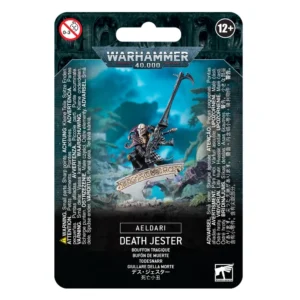 Emballage sous blister officiel d'une figurine de personnage pour le jeu de stratégie Warhammer 40,000, présenté de face avec une fente d'accroche au sommet. Le grand logo argenté de Warhammer 40,000 domine la partie supérieure, incrusté sur une bordure supérieure gris foncé sculptée de reliefs de visages hurlants. L'illustration centrale met en scène le Bouffon Tragique (intitulé Death Jester en anglais), un assassin sinistre de la faction Aeldari (sous-faction Arlequins), entièrement assemblé et peint. Le personnage macabre arbore un masque en forme de crâne blanc, une combinaison noire à losanges et une longue cape marron texturée imitant des lanières de cuir ou de tissu déchiré. Il est représenté debout en équilibre sur une ruine de pierre grise ornée d'un crâne sculpté. Il brandit son immense canon shuriken noir et rouge, le Hurleur, surmonté d'une faux, tout en faisant un geste théâtral de la main gauche libre. L'arrière-plan mystique est baigné d'une lueur turquoise. La partie inférieure noire comporte de grands encadrés textuels traduisant le nom du personnage en plusieurs langues, dont la mention blanche "AELDARI" et "DEATH JESTER" juste en dessous. Les logos d'avertissement de sécurité et d'âge recommandé "12+" encadrent le haut, tandis que le logo blanc de Warhammer Citadel figure dans le coin inférieur droit.